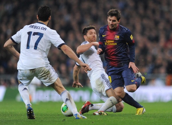 Pha va chạm giữa Alonso, Arbeloa với Messi. Ảnh: Getty